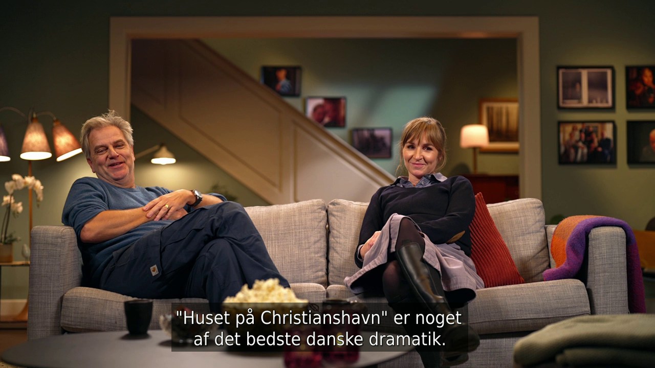 Ole Bornedal og Sonja Richter i en sofa med underteksten 'Huset på Christianshavn er noget af det bedste danske dramatik.'